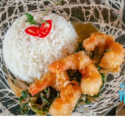 ข้าวกระเพรายี่หร่ากุ้งกรอบ