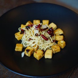 สปาเก็ตตี้ผัดพริกแห้งเต้าหู้สดทอด