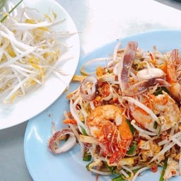 ผัดไท หอยทอด แฟลต8ชั้นดินแดง