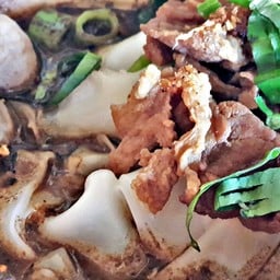 เส้นใหญ่เนื้อ น้ำตก