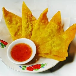 เกี๊ยวกรอบหน้าโรงเรียน