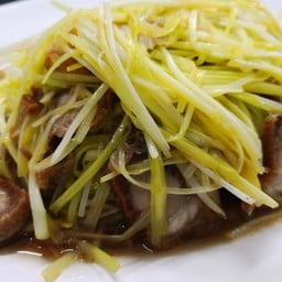 กุ๊ยช่ายขาวเต้าหู้หมูกรอบ