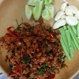 กระดูกหมูอ่อนผัดเผ็ด