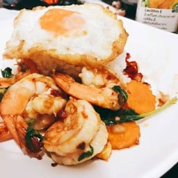 กระเพรากุ้งไข่ดาวราดข้าว