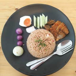 ข้าวผัดน้ำพริกลงเรือ ปลาสลิดกรอบ