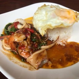 กระเพราทะเลไข่ดาวราดข้าว