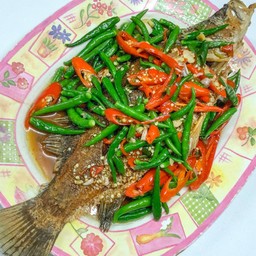 ปลากะพงราดพริกสด