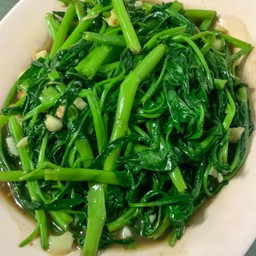 ผัดผักบุ้งหมูกรอบ