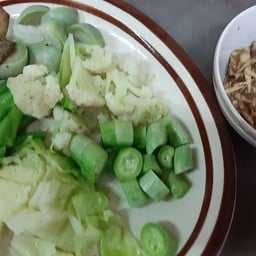 ผักต้มแนมกับปลาสลิดทอด