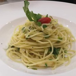 Spaghetti Aop ( Aglio olio peperoncino )