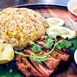 ข้าวผัดไข่+หมูย่าง