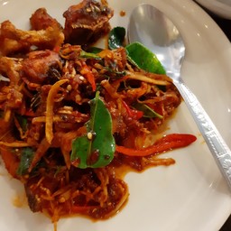 เนื้อปลาช่อนทอดผัดเผ็ด