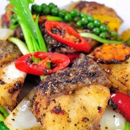 ปลากระพงผัดพริกไทยดำ