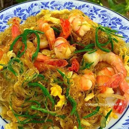 วุ้นเส้นผัดชะอมกุ้งสดกระเทียมโทน