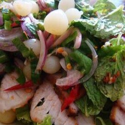 ยำหมูย่างกระเทียมโทน