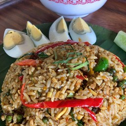 ชุดข้าวผัดนายหัวคั่วกลิ้งหมูสับ+ไข่ต้ม