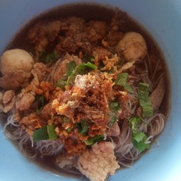 ก๊วยเตี๋ยวเรือเส้นหมี่นุ่มๆ หมูหมัก ลูกชิ้นหมู น้ำก๊วยเตี๋ยวเข้มข้นมีความหอมของก