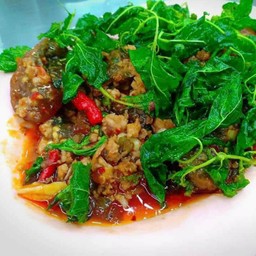 ไข่เยี่ยวม้าผัดกระเพรา