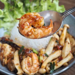 ข้าวราดเห็ดผัดน้ําพริกเผากุ้ง