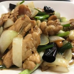 ไก่ หรือ หมู ผัดเม็ดมะม่วงหิมพานต์