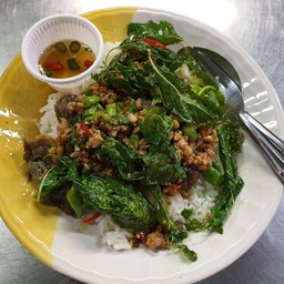 ไข่เยี่ยวม้ากะเพรากรอบราดข้าว
