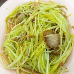 กุยฉ่ายขาวผัดหมูกรอบ