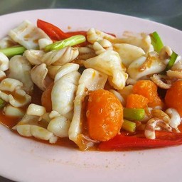 ปลาหมึกผัดไขแดง
