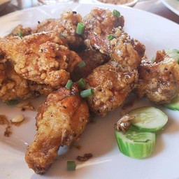 ไก่ทอดทรงเครื่อง Fried Chicken with black pepper sauce