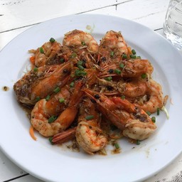 กุ้งทอดทรงเครื่อง Fried prawns with black pepper sauce