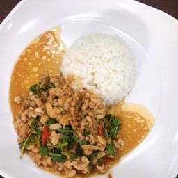 กระเพราไก่ราดข้าว