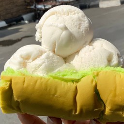 ไอศกรีมกะทิ 3 ลูก + ขนมปัง พร้อมเครื่อง