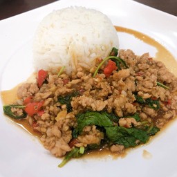 กระเพราหมูสับราดข้าว