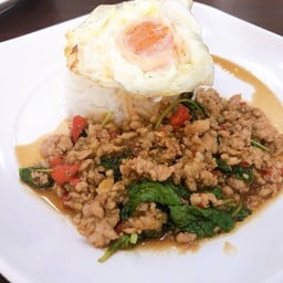 กระเพราหมูไข่ดาวราดข้าว