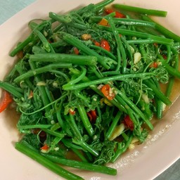 ยอดมะระไฟแดง (แม้ว) ใส่พริก