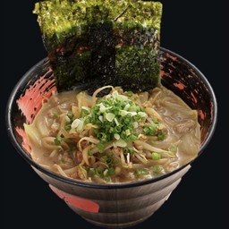 SHAKARIKI MISO KASU RAMEN
Ramen with deep-fried beef innards มิโซะราเมง (Abura kasu iri ใส่ไส้วัวทอด)
