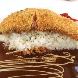 ข้าวราดแกงกะหรี่แซลมอนทอด