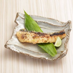 SALMON SAIKYOUYAKI
Grilled Salmon Soaked in White Saikyo Miso ปลาแซลมอลหมักมิโซะย่าง