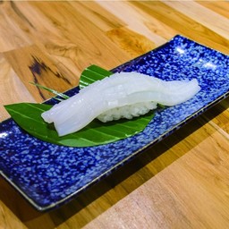 IKA
Squid Sushi ข้าวปั้นหน้าปลาหมึก