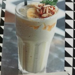 บานาน่าอัลมอนด์ปั่น (Banana Almond Frappe)