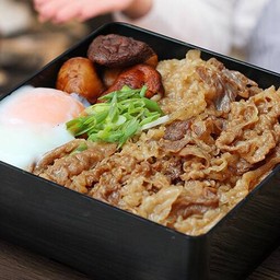 ข้าวหน้าเนื้อ สุกี้ยากี้ ไข่อองเซน