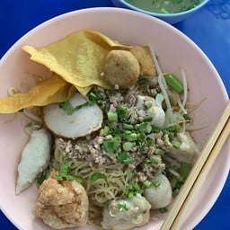 ก๋วยเตี๋ยวลูกชิ้นปลาทรงวาด