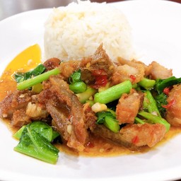 คะน้าหมูกรอบราดข้าว