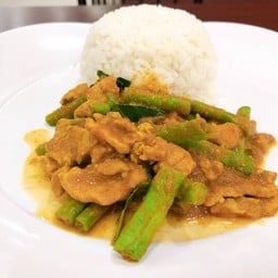 พริกแกงหมูราดข้าว