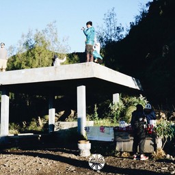 ด้านล่างคือจุดขายกาแฟและโอวัลติน