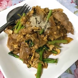 บี๋ ราดหน้ายอดผักตลาดไฟฟ้า ราดหน้ายอดผักตลาดไฟฟ้า(