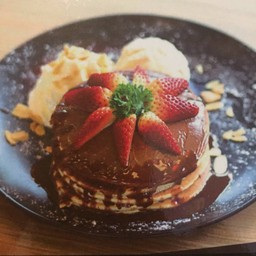 แพนเค้กนูเทลล่าสตรอว์เบอร์รี่ (Nuttella Strawberry Pancake)
