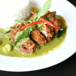 ข้าวไก่กรอบแกงเขียวหวาน (crispy Chicken Green curry rice)