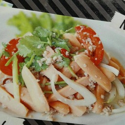 ยำไส้กรอกแซ่บ (Spicy Pork Sausage)