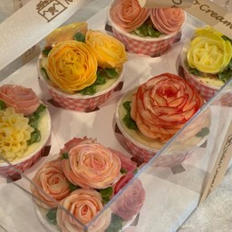 cupcake decorated by butter cream, 80.- baht/each