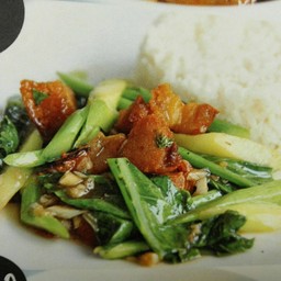 ข้าวคะน้าหมูกรอบ (Chinese Spinach Crispy Pork Rice)
